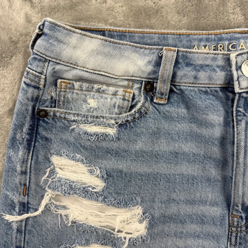 American Eagle Mom Short Distressed Denim Light Wash Size 10 High Rise Frayed - Picture 12 of 14